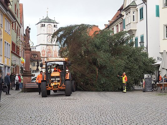 Traktor biegt mit Anhänger in die Herrenstraße ein