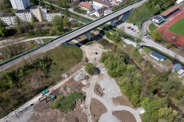 Bahnbrücke aus der Luft