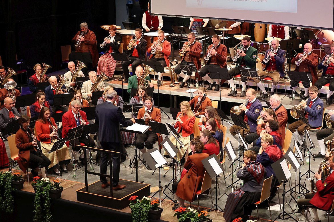 Musikkapelle in verschiedenen Uniformen