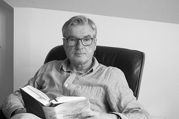 Ein Mann mit einem Buch in der Hand
