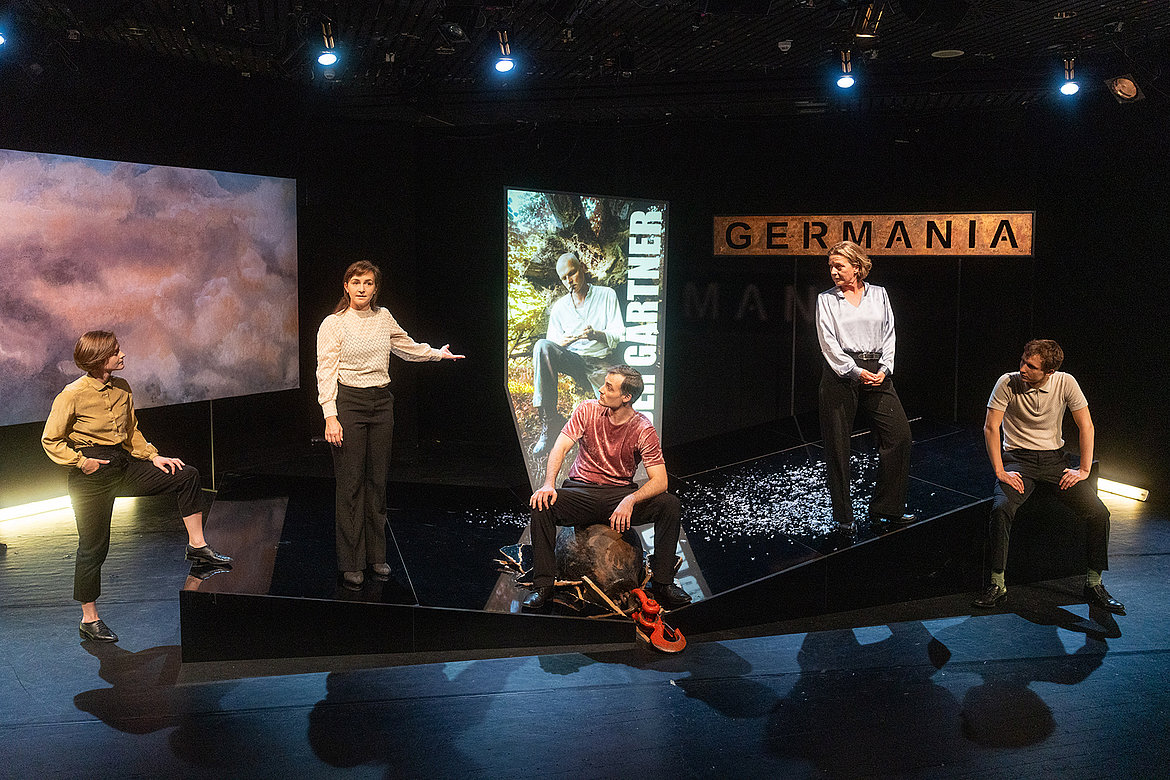 Mehrere Personen auf einer Theaterbühne.