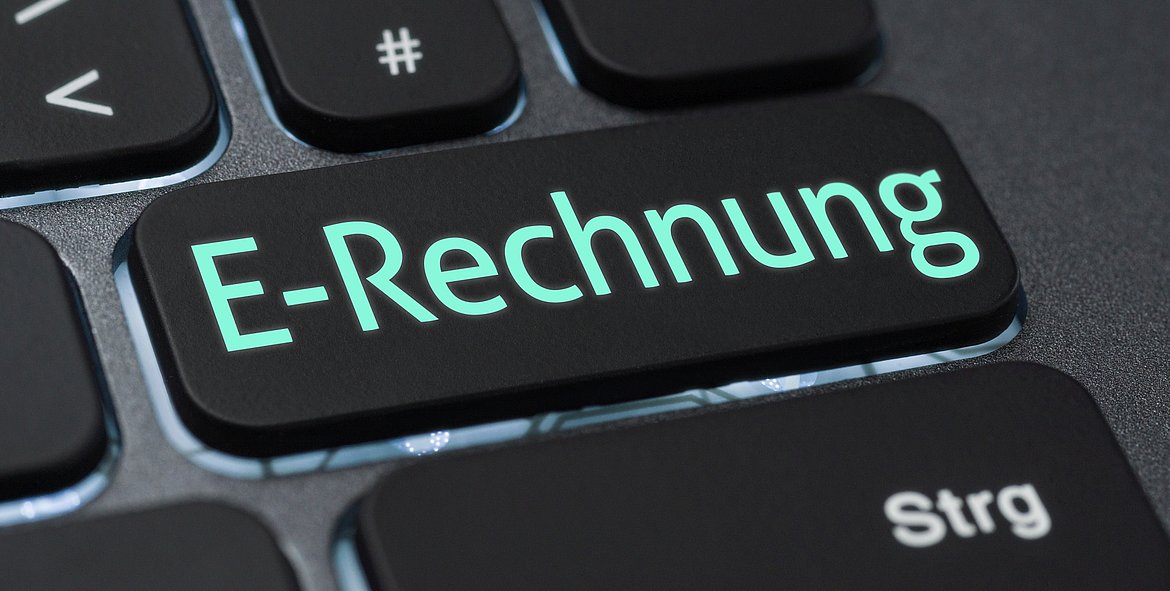 Computer-Tastatur mit dem wort E-Rechnung