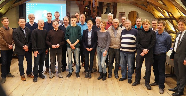 Das Energieteam der Stadt Wangen steht im Großen Sitzungssaal im Rathaus