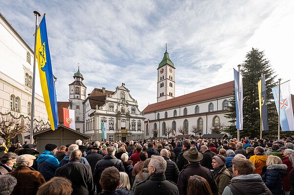 Viele Menschen auf dem Marktplatz mit Blick auf Rathaus und Kirche