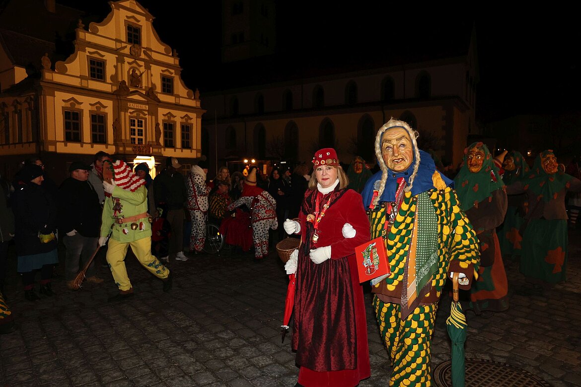 Narren vor der Rathauskulisse