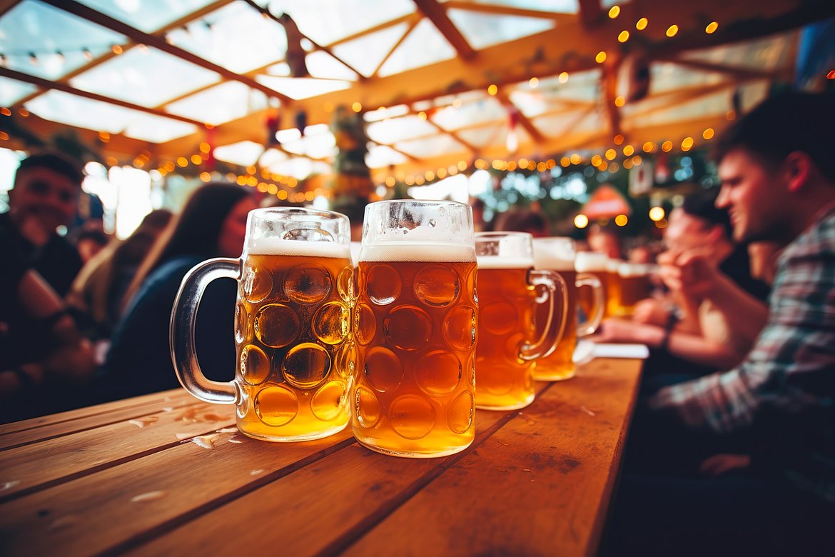 Volle Bierkrüge auf einem Biertisch im Festzelt.