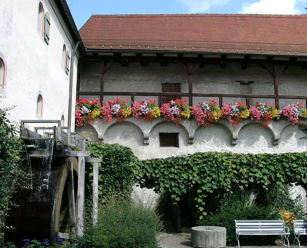Blick auf den Wehrgang mit vielen Blumenkästen.