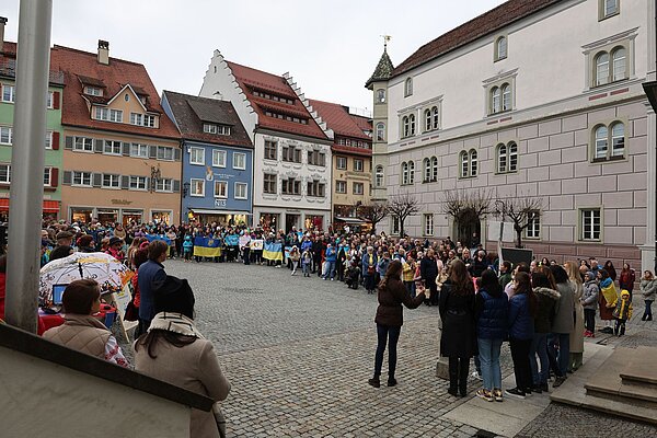 Viele Menschen auf dem Marktplatz