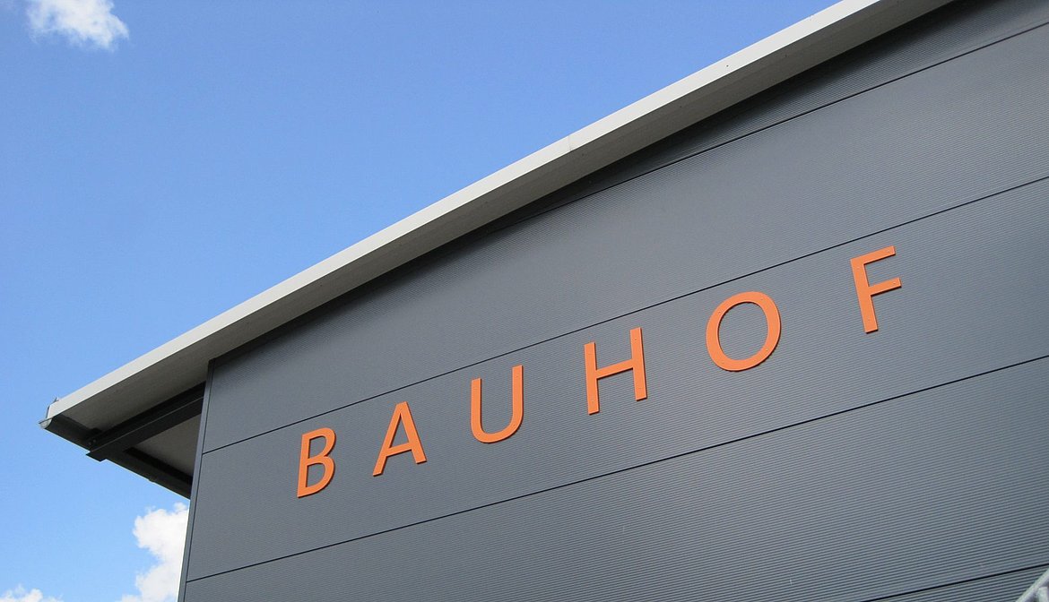 Halle mit Schriftzug Bauhof