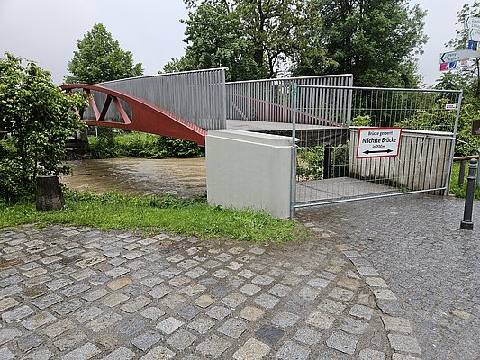 Der Fußgängersteg an der argen ist hochgefahren
