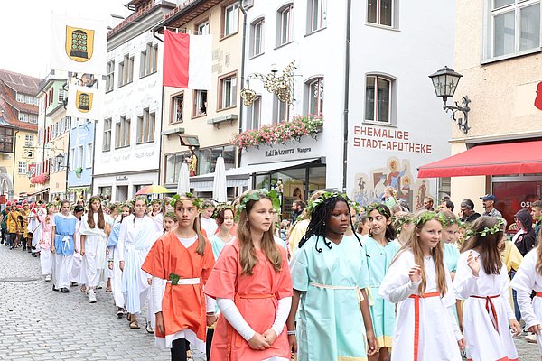 Schülerinnen und Schüler in römischen Kleidern