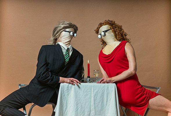 Zwei Personen als Puppen verkleidet bei einem Rendezvous.