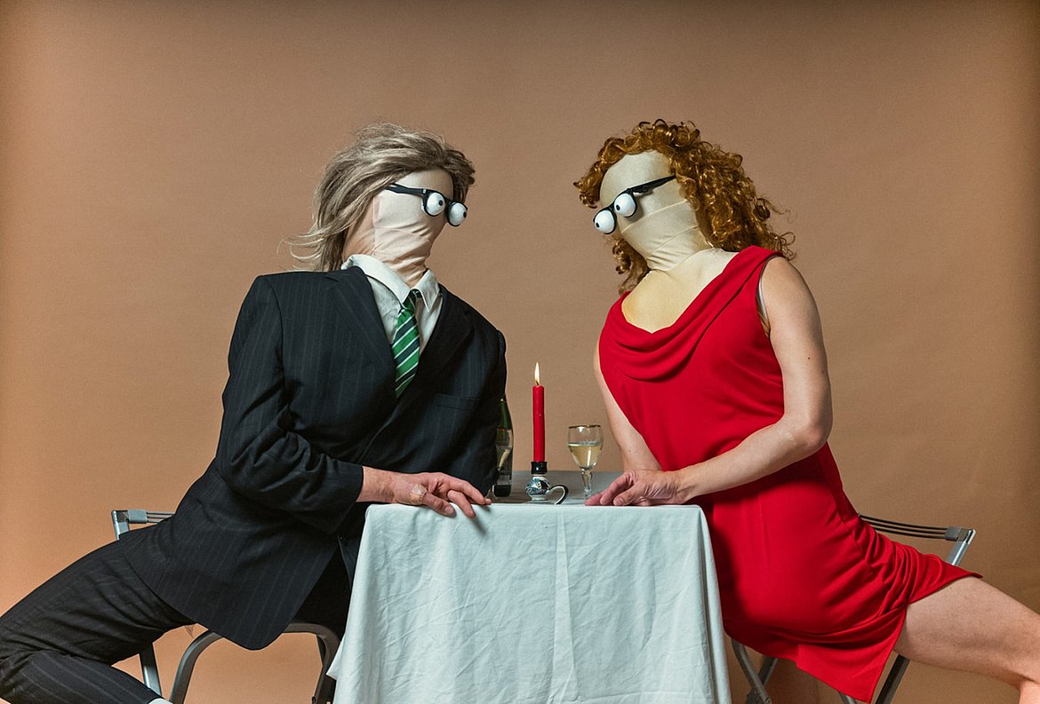 Zwei Personen als Puppen verkleidet bei einem Rendezvous.