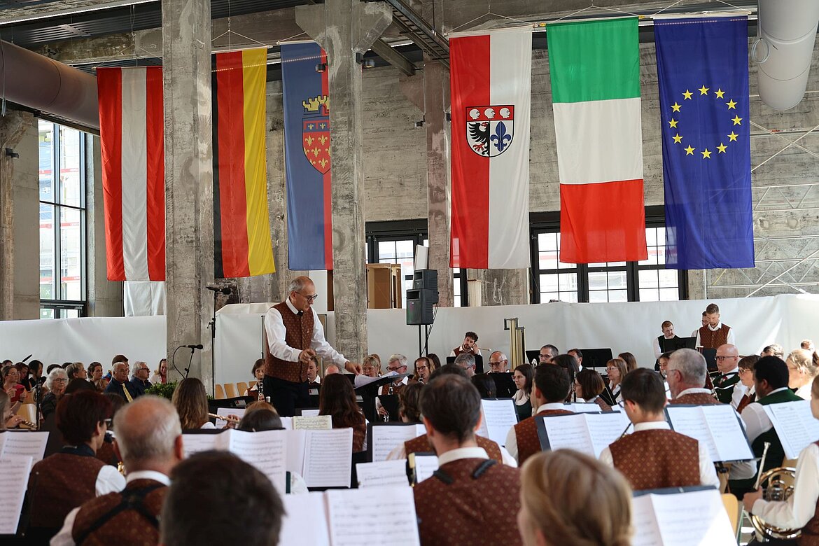 Flaggen und Musikkapelle