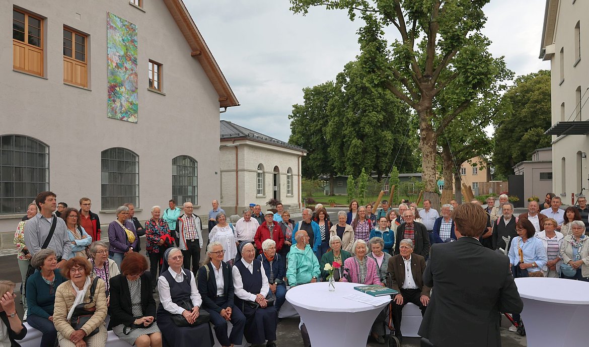 Viele Menschen auf dem Platz vor dem ERBA-Museum