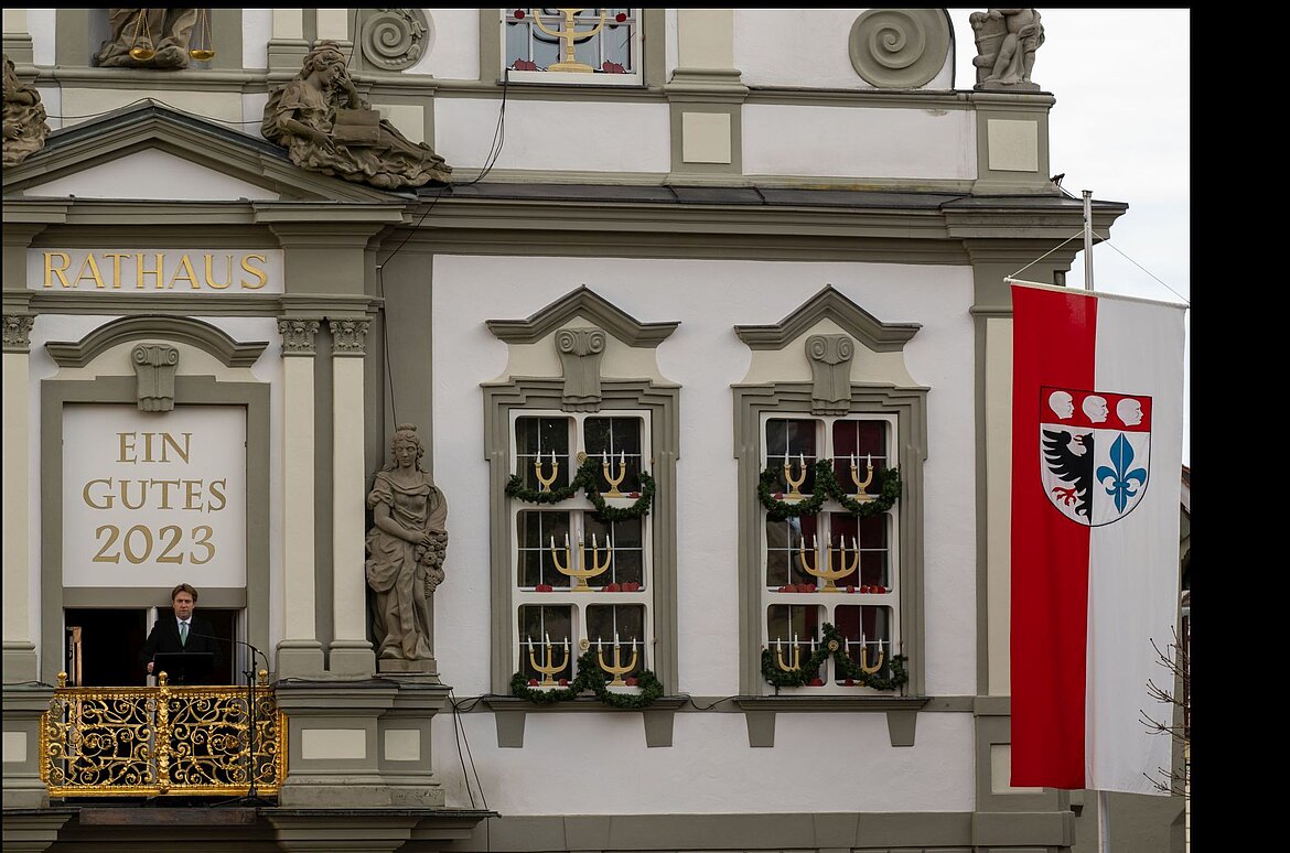 OB Michael Lang spricht auf dem Rathausbalkon, rechts weht die Wangen-Flagge