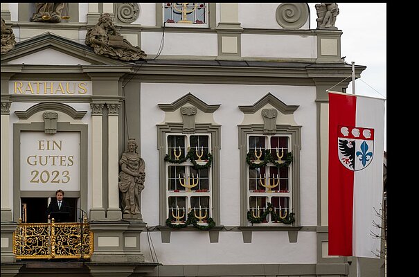 OB Michael Lang spricht auf dem Rathausbalkon, rechts weht die Wangen-Flagge