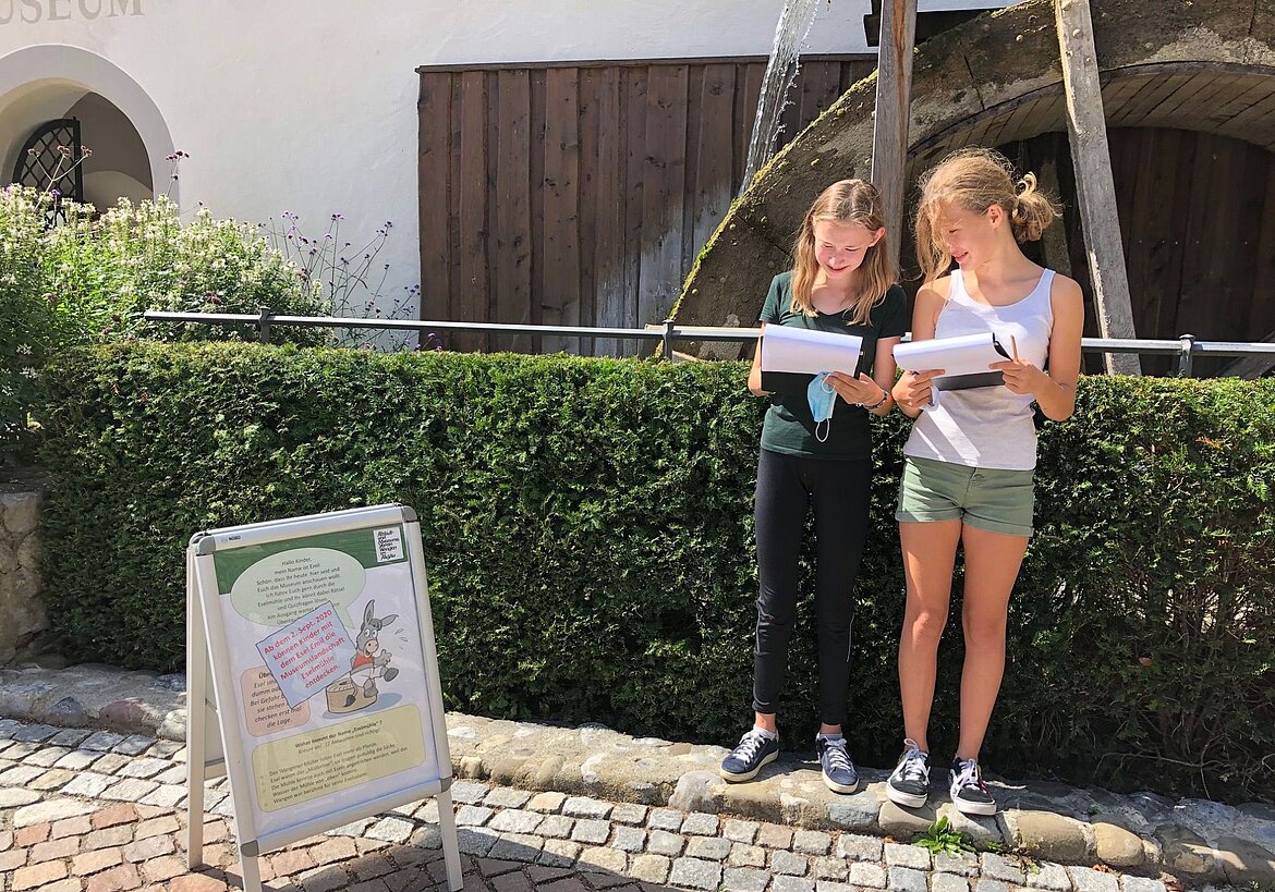 Zwei Kinder vor dem Museum