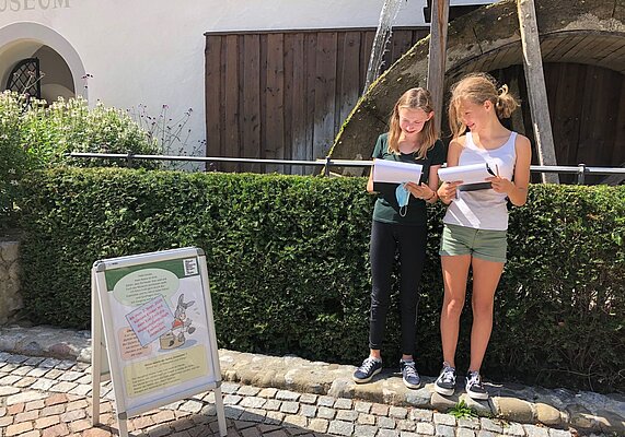Zwei Kinder vor dem Museum