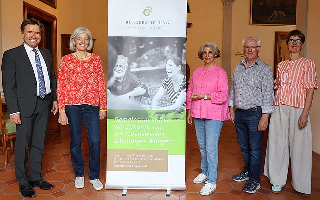 Zwei Männer und drei Frauen im Rathaus