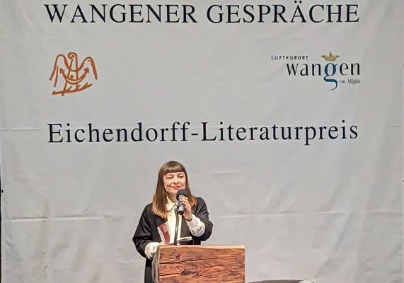 Uljana Wolf spricht an einem Rednerpult
