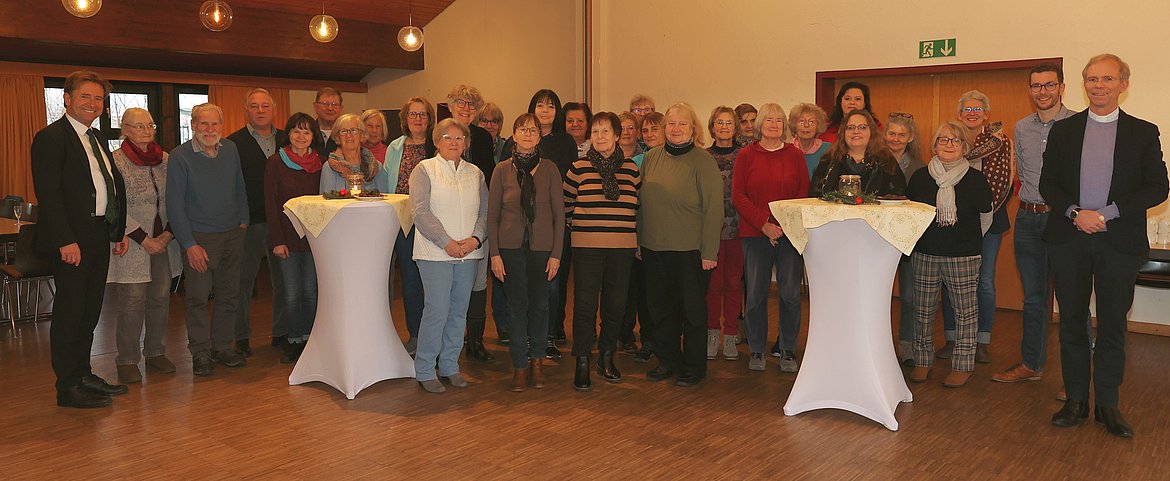 Viele Männer und Frauen stehen als Gruppe zusammen.