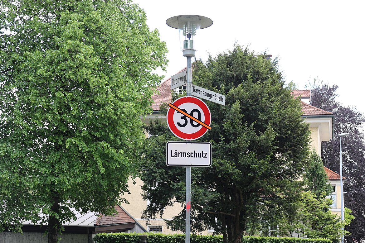 Straßenlaterne an der Abzweigung Buchweg und Ravensburger Straße mit einem noch gestrichen verklebten Tempo 30-Schild..