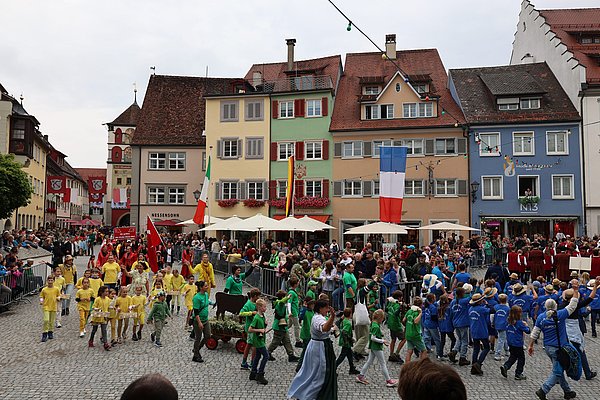 Viele bunte Schüler.