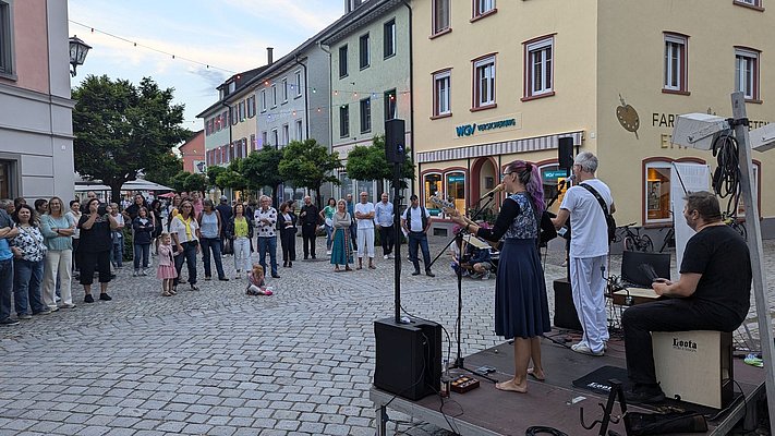 Band spielt auf dem Saumarkt 