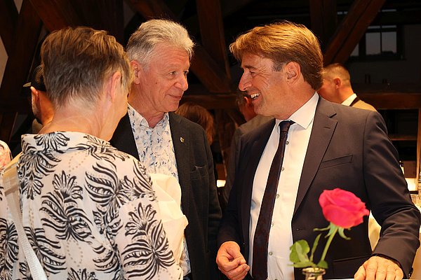 Ein Mann beglückwünscht Michael Lang