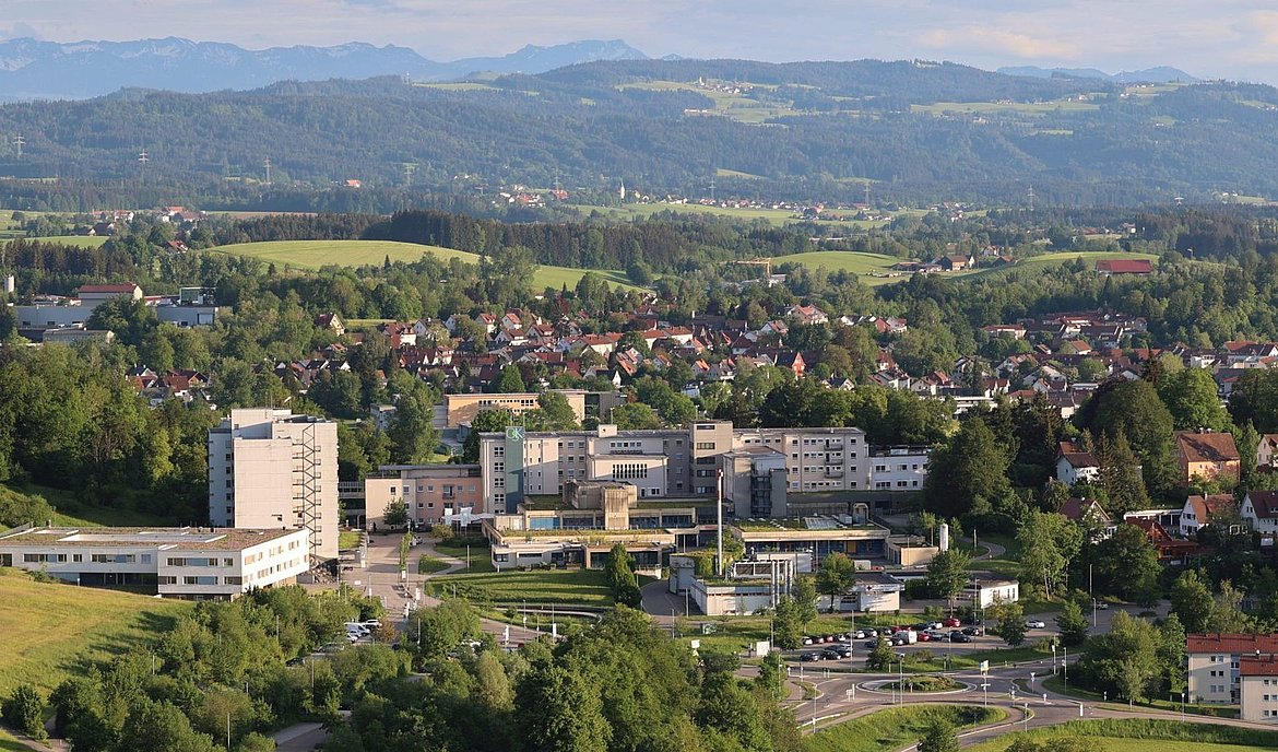 Gesamtansicht des Westallgäu-Klinikums mit Alpen dahinter