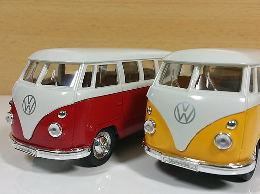 Zwei Spielzeug VW-Busse