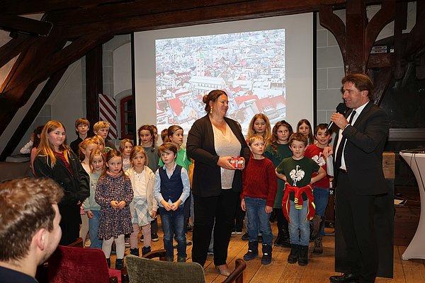 OB Lang dankt einem Kinderchor und seiner Chorleiterin für den Auftritt. 