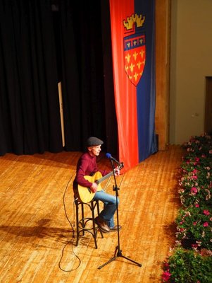 Mann mit Gitarre auf der Bühne