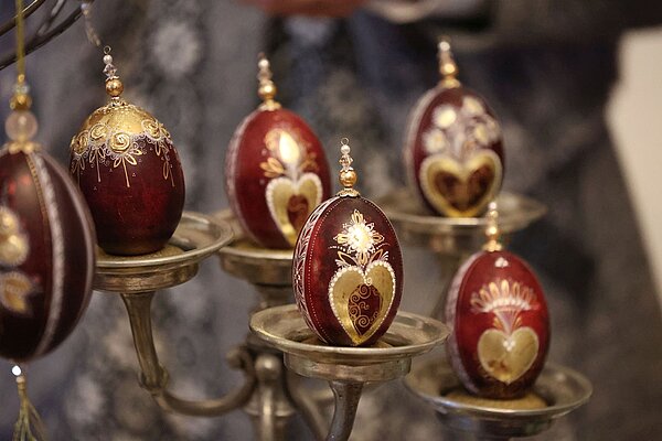 Eier in Rot und Gold