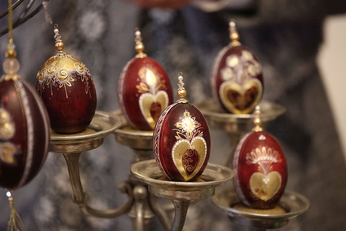 Eier in Rot und Gold