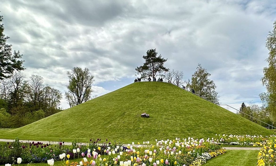 runder Hügel mit Wiese im Landesgartenschaugelände
