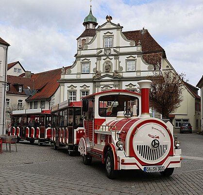 Rot-weißes Marktbähnle vor dem Rathaus