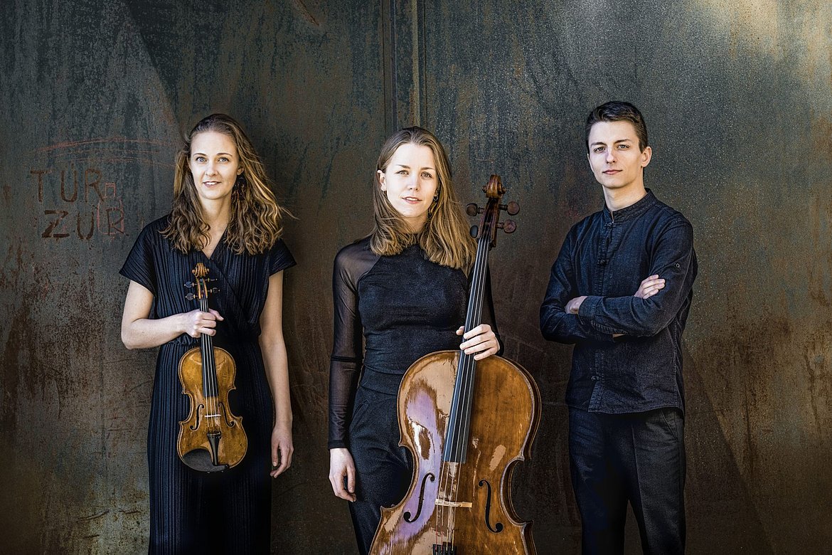 Drei Personen mit Streichinstrumenten