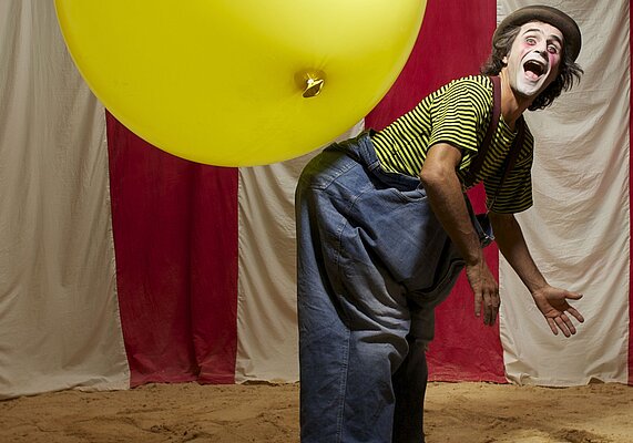 Clown und großer Ballon 