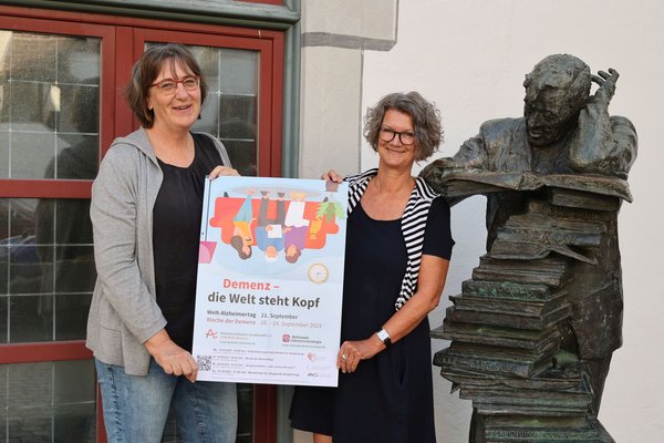 Zwei Frauen halten ein Plakat 
