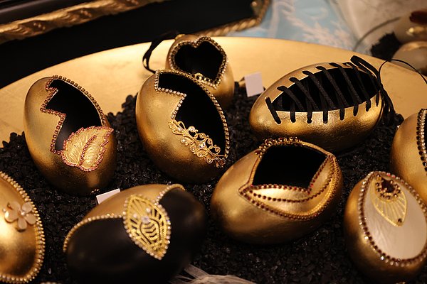 Mehrere Eier mit Gold und echten Swarovski-Steinen.