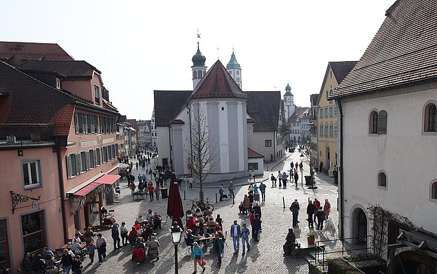 Blick vom Wehrgang auf die Spitalstraße und die Bindstraße mit vielen Menschen.