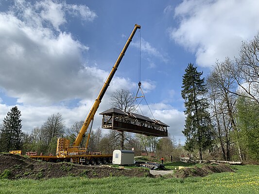 Holzbrücke am Kran