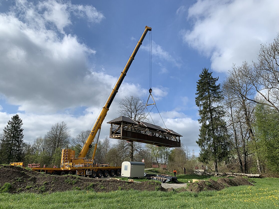 Holzbrücke am Kran
