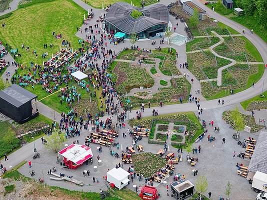 Viele Menschen auf der Argenwiese - Blick von oben