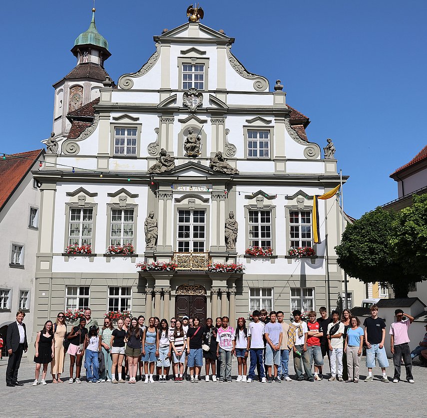 Eine Gruppe junger Leute mit Oberbürgermeister Michael Lang und Lehrkräften vor dem Rathaus.