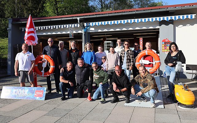 Viele Menschen vor dem Kiosk.