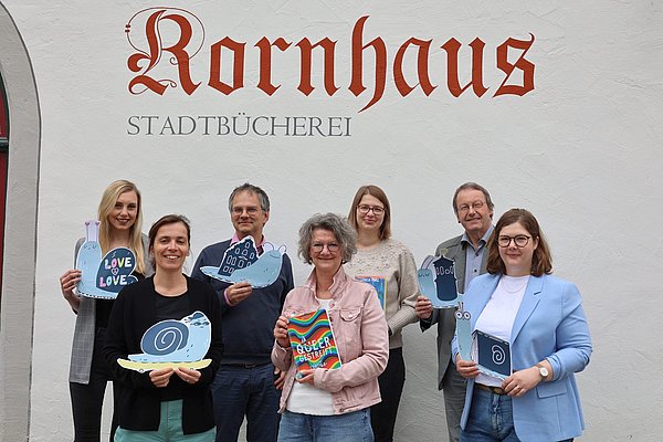 7 Personen vor der Stadtbücherei.