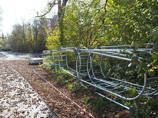 Rankgitter liegen am Wegrand